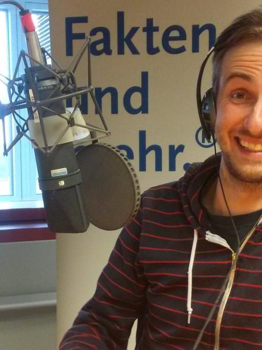 Moderator Jan Böhmermann beim Corsogespräch im Deutschlandfunk