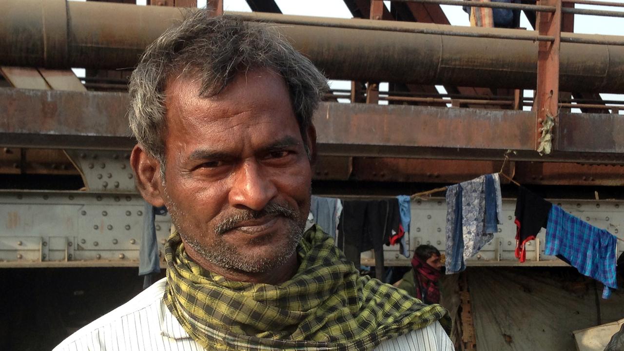 Sanjay Sharma lebt mit seinen drei Kindern unter der Brücke. Sanjay Sharma lebt mit seinen drei Kindern unter der Brücke.