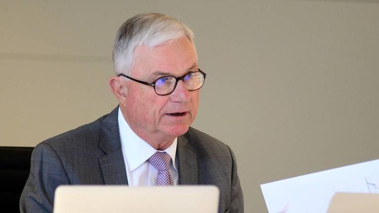 Fünf Jahre lang untersuchte eine richterliche Kommission den institutionellen sexuellen Missbrauch von Kindern in Australien – Richter Peter McClellan, der Vorsitzende der Kommission. Fünf Jahre lang untersuchte eine richterliche Kommission den institutionellen sexuellen Missbrauch von Kindern in Australien – Richter Peter McClellan, der Vorsitzende der Kommission.