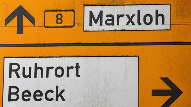 Ein Wegweiser zeigt die Richtungen nach Marxloh, Ruhrort, Beeck und Bruckhausen am 24.08.2015 in Duisburg (Nordrhein-Westfalen) an