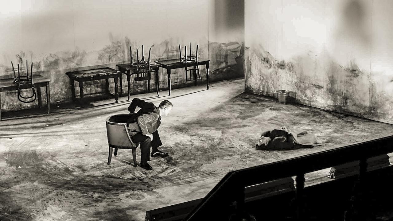 Schauspieler auf der Bühne des Royal District Theaters in Tiflis bei einer Aufführung von Tiger und Löwe. Schauspieler auf der Bühne des Royal District Theaters in Tiflis bei einer Aufführung von Tiger und Löwe.