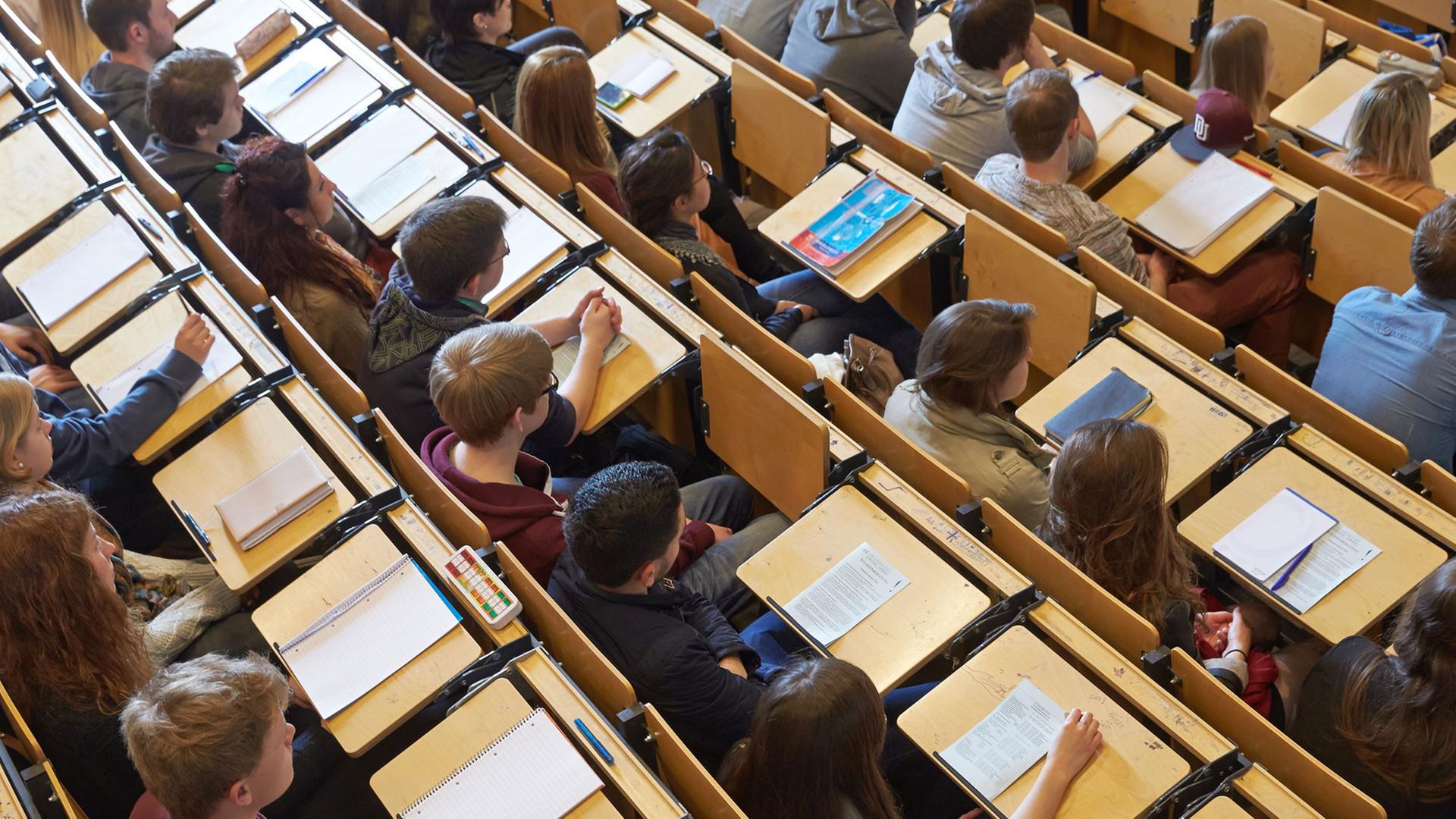 Studenten sitzen in einem Hörsaal der Universität Koblenz-Landau Studenten sitzen in einem Hörsaal der Universität Koblenz-Landau