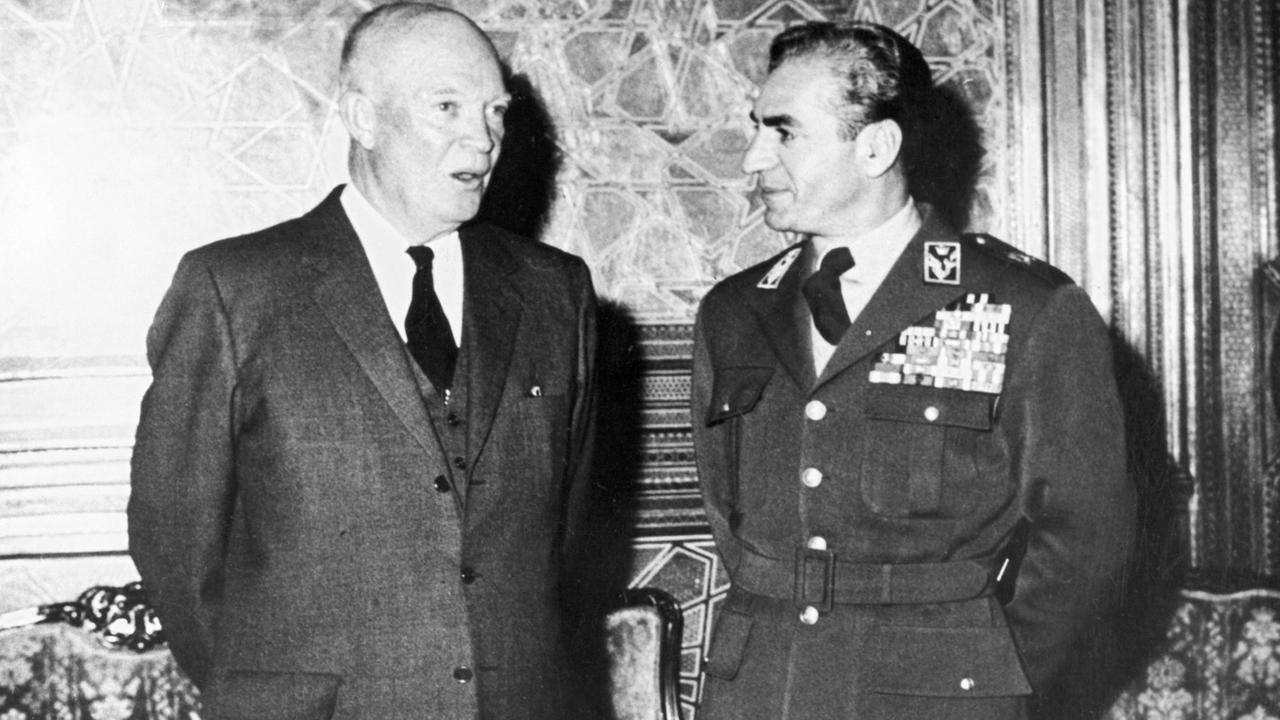 Der amerikanische Präsident Dwight D. Eisenhower (l) trifft am 14.12.1959 im Kaiserpalast in Teheran im Iran mit Schah Reza Mohammed Pahlavi zusammen. Der amerikanische Präsident Dwight D. Eisenhower (l) trifft am 14.12.1959 im Kaiserpalast in Teheran im Iran mit Schah Reza Mohammed Pahlavi zusammen.