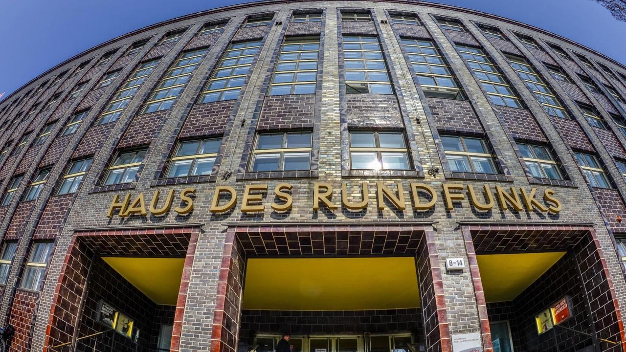 Totale des Haus' des Rundfunks, an der Masurenallee in Berlin Charlottenburg Die Fassade aus mattbraunen Klinkern erinnert Zeitgenossen an repräsentative, aber gleichzeitig sachlich-schlichte Industriebauten Totale des Haus' des Rundfunks, an der Masurenallee in Berlin Charlottenburg Die Fassade aus mattbraunen Klinkern erinnert Zeitgenossen an repräsentative, aber gleichzeitig sachlich-schlichte Industriebauten