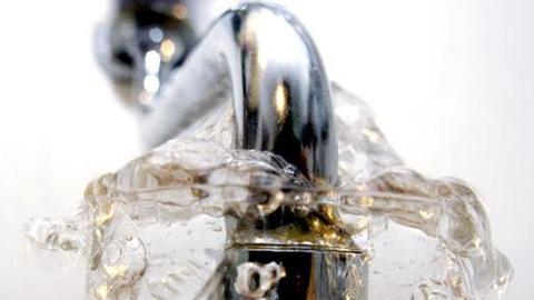 Beim Fracking verwendete Chemikalien könnten das Trinkwasser belasten.