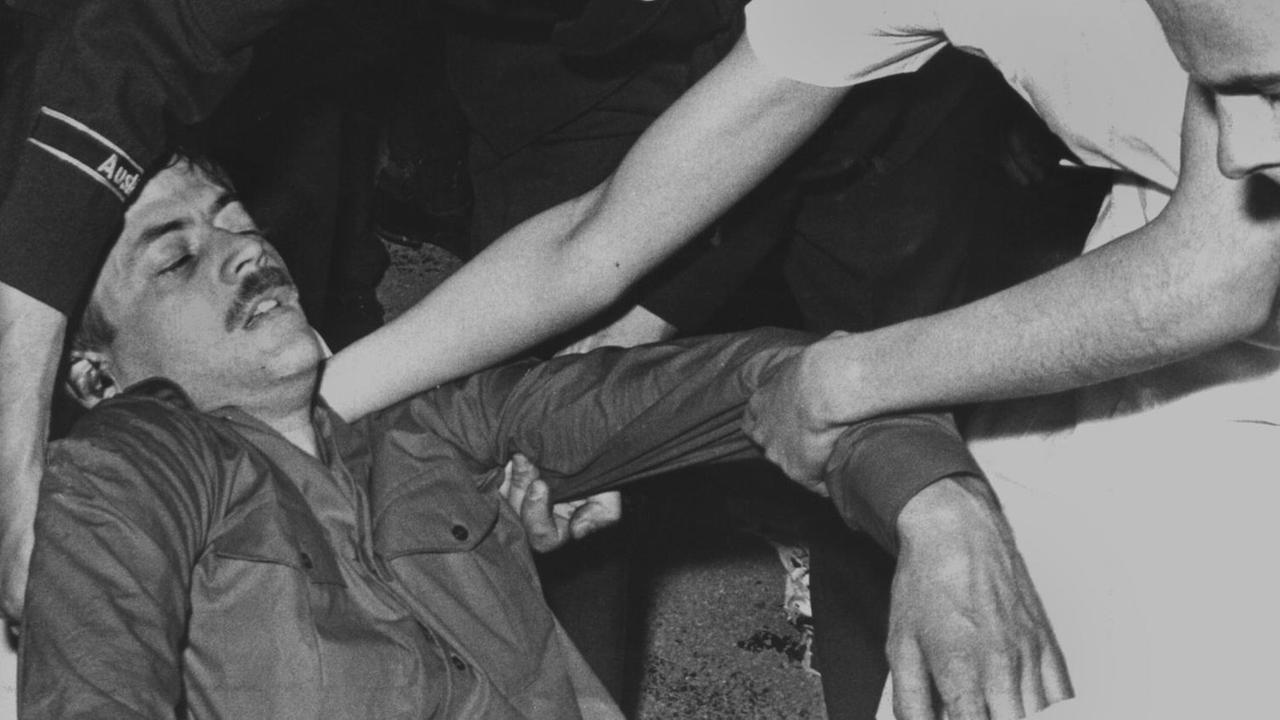 Benno Ohnesorg umringt von Helfern des Roten Kreuzes bei seiner Einlieferung ins Krankenhaus, wo er kurze Zeit später verstarb. Bei einer Anti-Schah Demonstration in Berlin, bei der es zu schweren Zwischenfällen zwischen den Demonstranten und der Polizei kam, wurde der 26-jährige Student Benno Ohnesorg von einem Polizisten erschossen. Aufgenommen am 2. Juni 1967