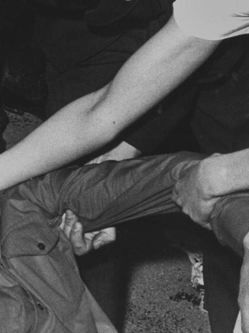 Benno Ohnesorg umringt von Helfern des Roten Kreuzes bei seiner Einlieferung ins Krankenhaus, wo er kurze Zeit später verstarb. Bei einer Anti-Schah Demonstration in Berlin, bei der es zu schweren Zwischenfällen zwischen den Demonstranten und der Polizei kam, wurde der 26-jährige Student Benno Ohnesorg von einem Polizisten erschossen. Aufgenommen am 2. Juni 1967