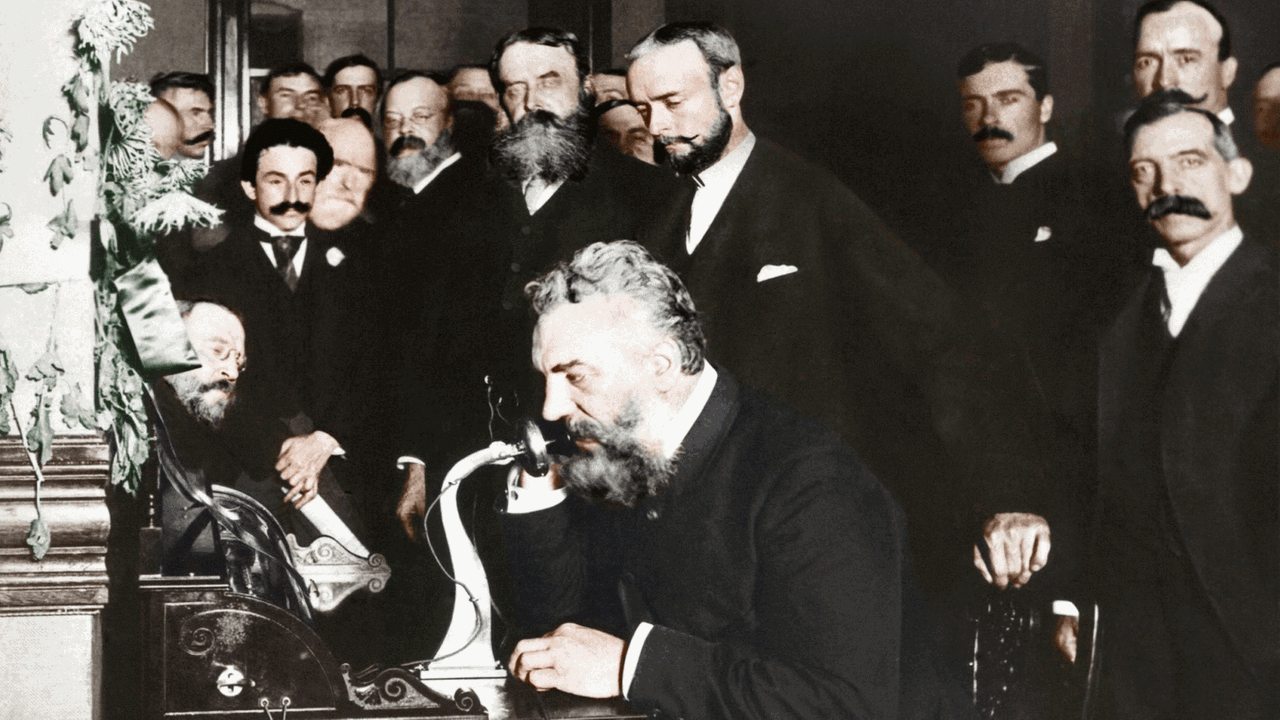 Alexander Bell erfand 1876 ein Telefon. Bell bei Inbetriebnahme der ersten Telefonverbindung New York-Chicago, USA, 1892. Foto; digital koloriert. Alexander Bell erfand 1876 ein Telefon. Bell bei Inbetriebnahme der ersten Telefonverbindung New York-Chicago, USA, 1892. Foto; digital koloriert.