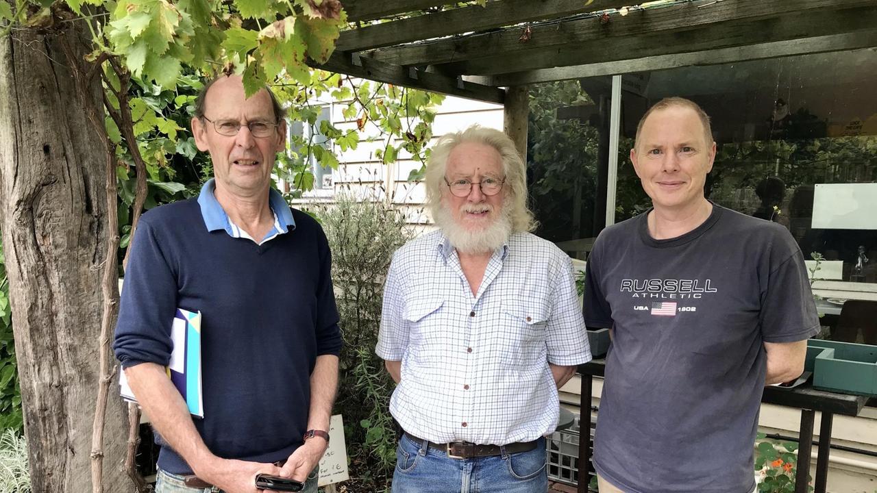 Drei Herren stehen nebeneinander in T-Shirt bzw. kurzärmligem Hemd und Jeans vor einem Baum. Der mittlere mit schlohweißem Haupt. und Barthaar. Drei Herren stehen nebeneinander in T-Shirt bzw. kurzärmligem Hemd und Jeans vor einem Baum. Der mittlere mit schlohweißem Haupt. und Barthaar.
