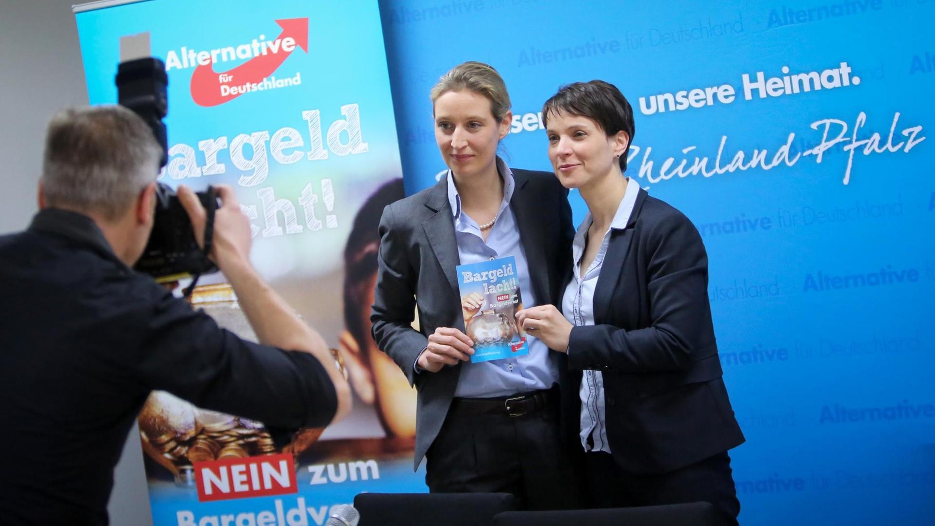 Frauke Petry (r.) und Alice Weidel von der AfD werden fotografiert. Frauke Petry (r.) und Alice Weidel von der AfD werden fotografiert.