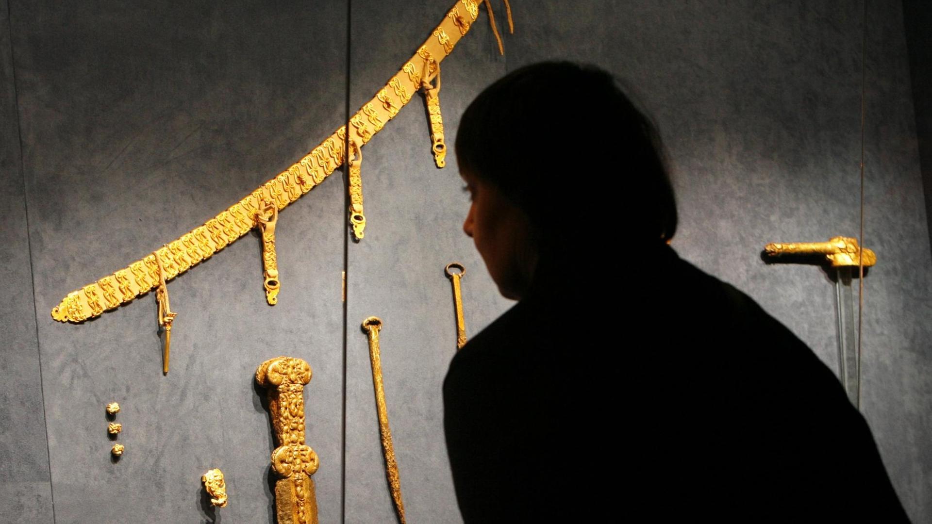 Eine Besucherin schaut sich am Mittwoch (13.02.2008) im Museum für Kunst und Gewerbe in Hamburg Schmuck eines Fürstenpaares der Skythen aus dem 7. Jahrhundert nach Christus an. Eine Besucherin schaut sich am Mittwoch (13.02.2008) im Museum für Kunst und Gewerbe in Hamburg Schmuck eines Fürstenpaares der Skythen aus dem 7. Jahrhundert nach Christus an.