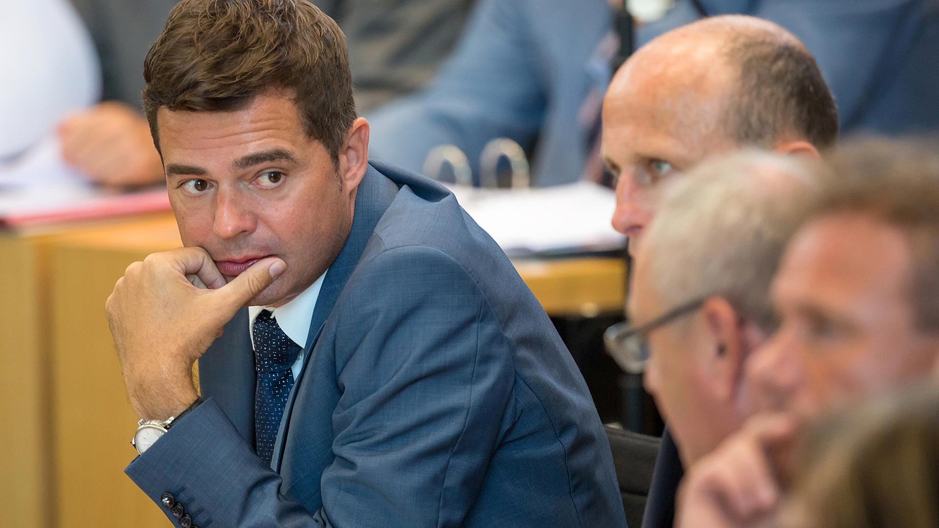 CDU-Fraktionschef Mike Mohring (links) bei einer Sondersitzung zur Asyl- und Flüchtlingspolitik im Thüringer Landtag. CDU-Fraktionschef Mike Mohring (links) bei einer Sondersitzung zur Asyl- und Flüchtlingspolitik im Thüringer Landtag.
