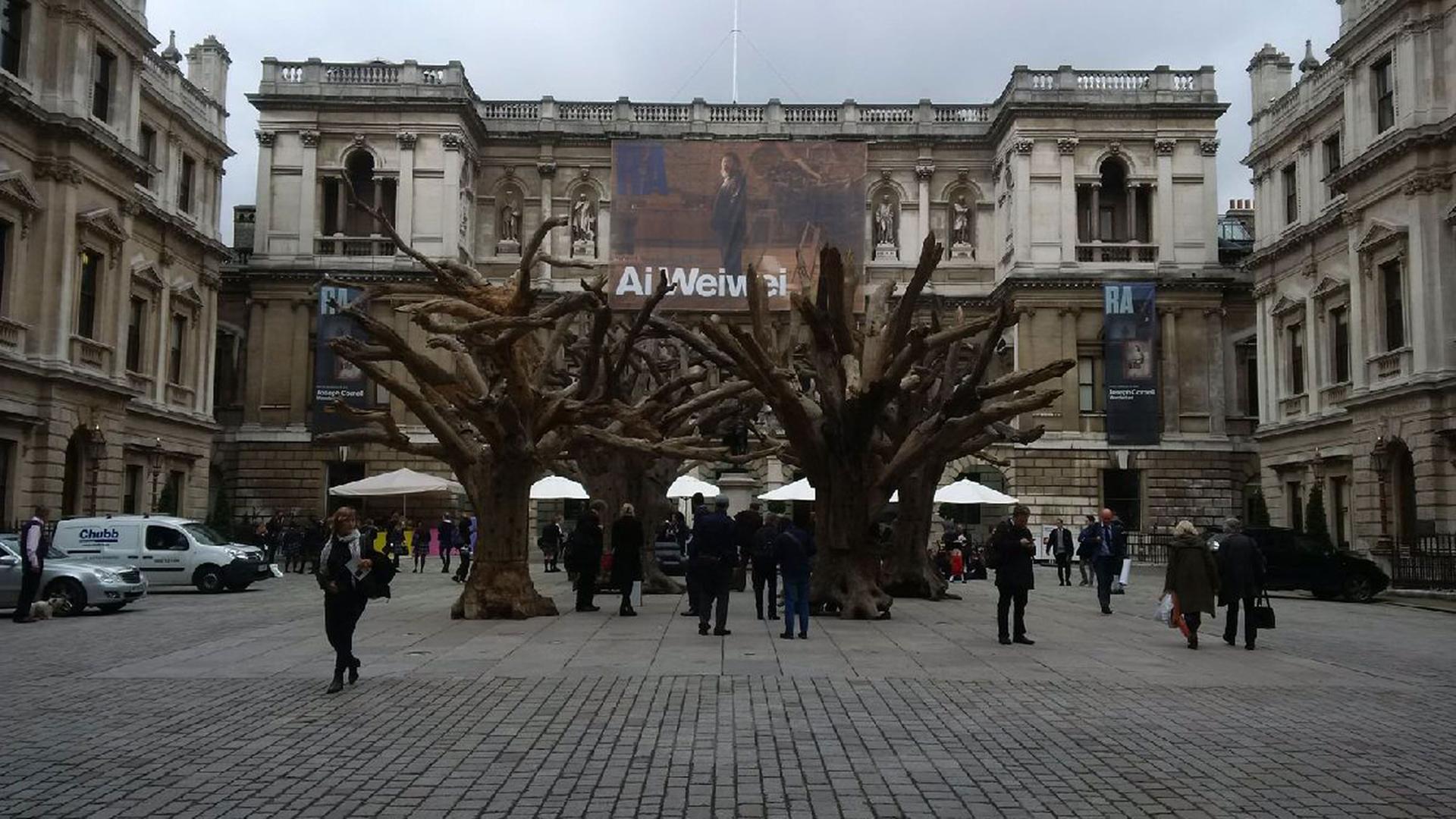 Der Innenhof der Royal Academy of Arts in London mit dem Plakat zur Werkschau des chinesischen Künstlers Ai Weiwei 2015 Der Innenhof der Royal Academy of Arts in London mit dem Plakat zur Werkschau des chinesischen Künstlers Ai Weiwei 2015