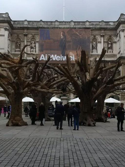 Der Innenhof der Royal Academy of Arts in London mit dem Plakat zur Werkschau des chinesischen Künstlers Ai Weiwei 2015