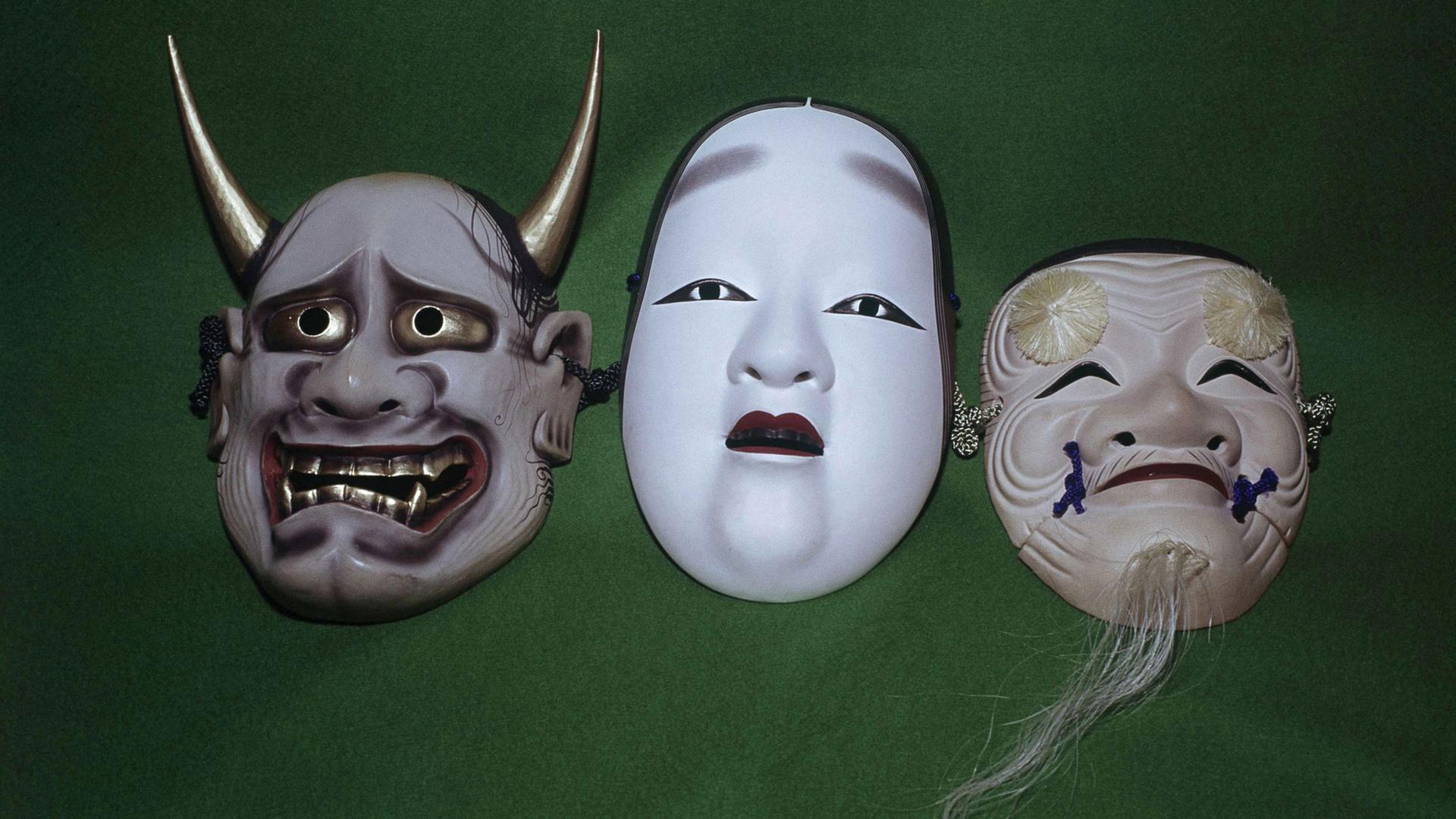 Traditionelle japanische Nô Masken auf grünem Hintergrund Traditionelle japanische Nô Masken auf grünem Hintergrund