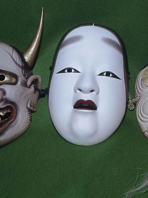 Traditionelle japanische Nô Masken auf grünem Hintergrund