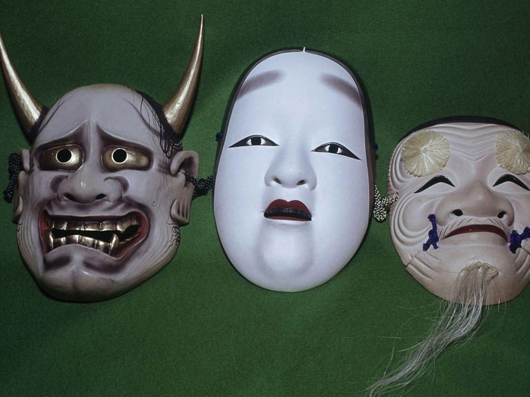 Traditionelle japanische Nô Masken auf grünem Hintergrund