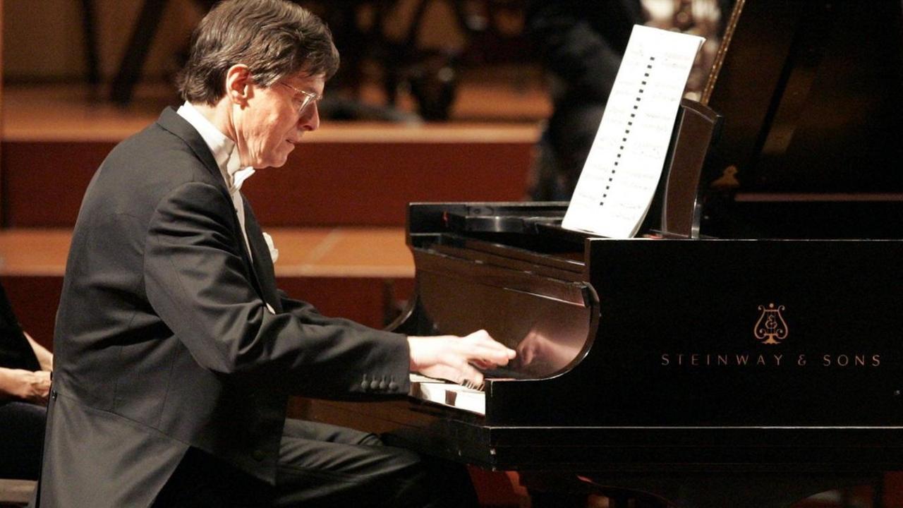 Der Pianist Peter Serkin am Flügel bei einem Konzert in San Diego (USA) im Jahr 2006 Der Pianist Peter Serkin am Flügel bei einem Konzert in San Diego (USA) im Jahr 2006