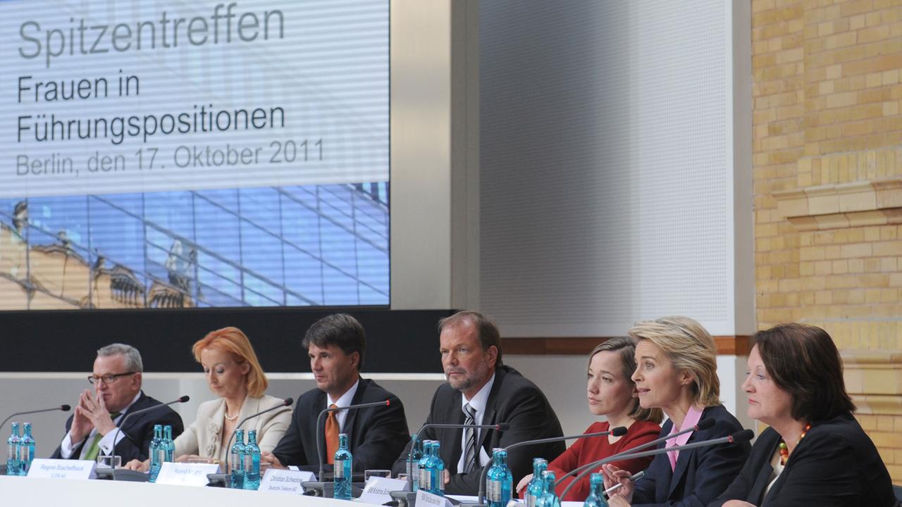 Nach einem Treffen von Personalvorstände von 30 Dax-Unternehmen zur Erhöhung des Frauenanteils in Führungspositionen geben Bundesjustizministerin Sabine Leutheusser-Schnarrenberger (r-l, FDP), Bundesarbeitsministerin Ursula von der Leyen (CDU), Bundesfrauenministerin Kristina Schröder (CDU), BMW AG -Vorstandsmitglied Harald Krüger, Regine Stachelhaus (Vorstandsmitglied E.ON AG) und Thomas Sattelberger, Vorstandsmitglied der Deutschen Telekom AG, am Montag (17.10.2011) in Berlin eine Pressekonferenz. Nach einem Treffen von Personalvorstände von 30 Dax-Unternehmen zur Erhöhung des Frauenanteils in Führungspositionen geben Bundesjustizministerin Sabine Leutheusser-Schnarrenberger (r-l, FDP), Bundesarbeitsministerin Ursula von der Leyen (CDU), Bundesfrauenministerin Kristina Schröder (CDU), BMW AG -Vorstandsmitglied Harald Krüger, Regine Stachelhaus (Vorstandsmitglied E.ON AG) und Thomas Sattelberger, Vorstandsmitglied der Deutschen Telekom AG, am Montag (17.10.2011) in Berlin eine Pressekonferenz.