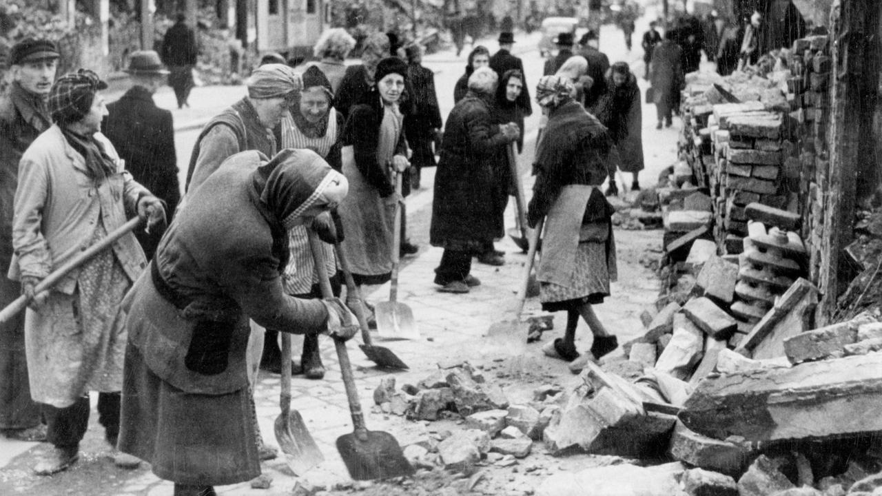 Ältere Frauen räumen 1948 in der Innenstadt von Westberlin den Kriegsschutt beiseite.