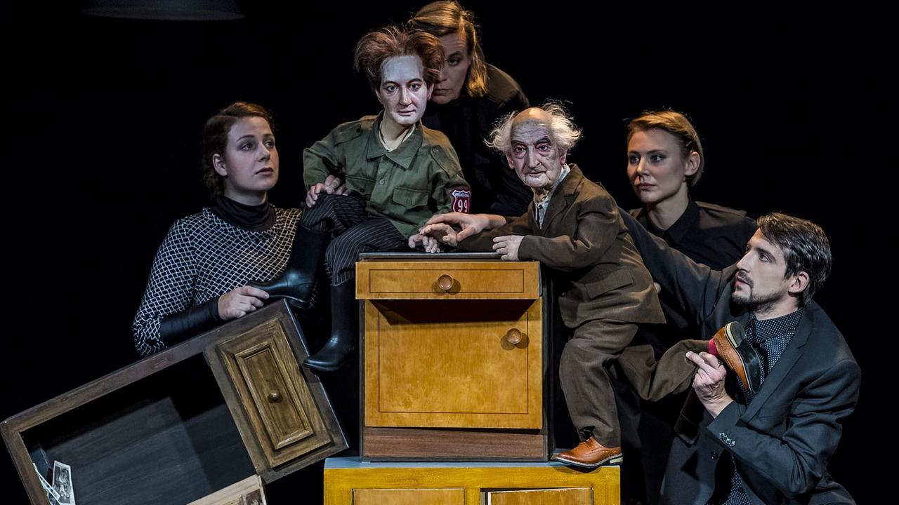 Der junge und der alte Stefan Heym mit Puppenspielern Sarah Wissner, Claudia Acker, Karoline Hoffmann, Tobias Eisenkrämer (von links) Der junge und der alte Stefan Heym mit Puppenspielern Sarah Wissner, Claudia Acker, Karoline Hoffmann, Tobias Eisenkrämer (von links)