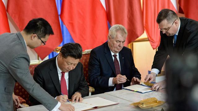 Der chinesische Präsident Xi Jinping und der tschechische Präsident Milos Zeman unterzeichnen einen Vertrag zur Vertiefung der wirtschalflichen Beziehungen.