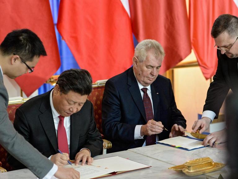 Der chinesische Präsident Xi Jinping und der tschechische Präsident Milos Zeman unterzeichnen einen Vertrag zur Vertiefung der wirtschalflichen Beziehungen.