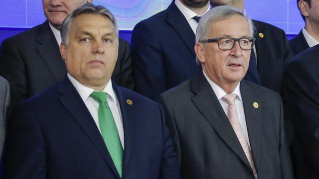 Gruppenbild vom EU-Gipfel im Dezember 2017: Ungarns Ministerpräsident Orban steht neben EU-Kommissionspräsident Juncker (Mitte).