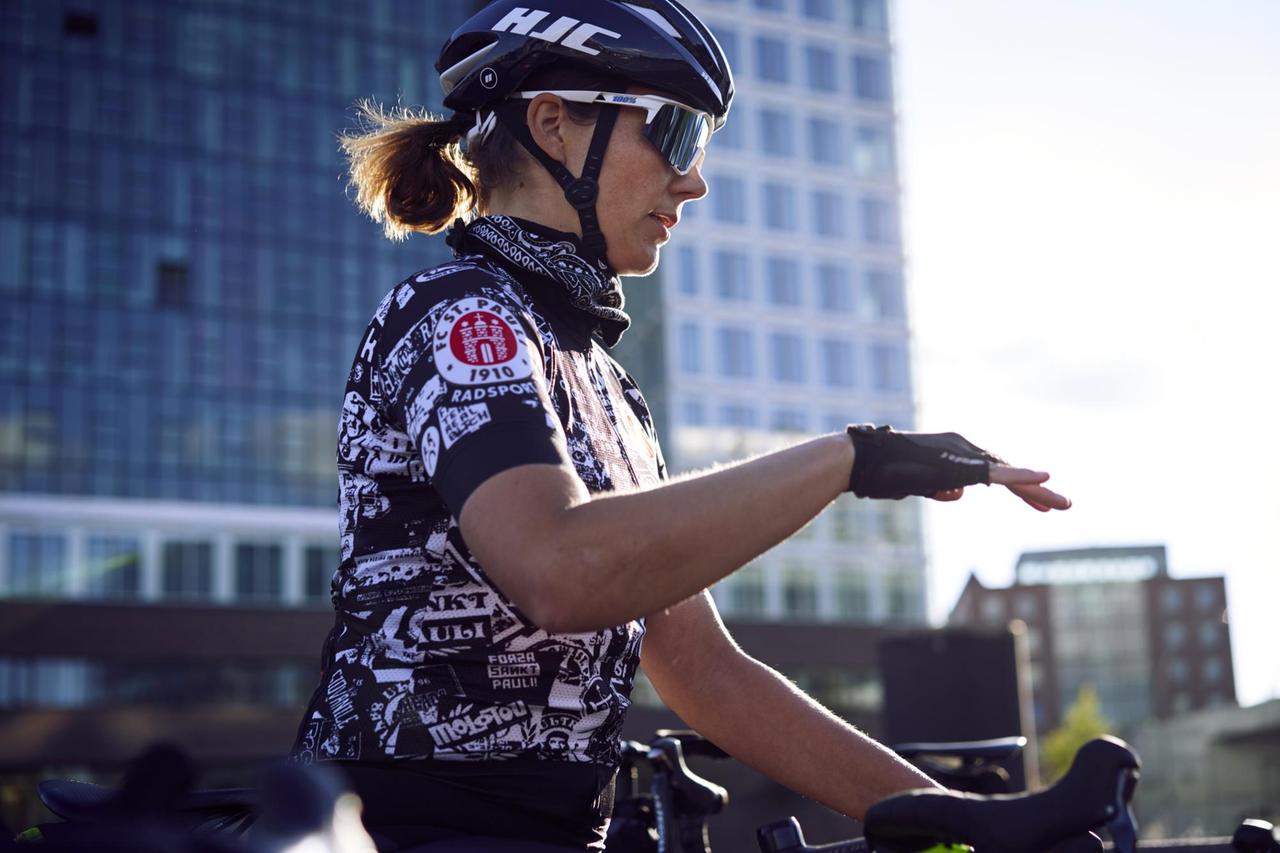 Johanna Jahnke im Fahrradtrikot des FC. St.Pauli. Johanna Jahnke im Fahrradtrikot des FC. St.Pauli.