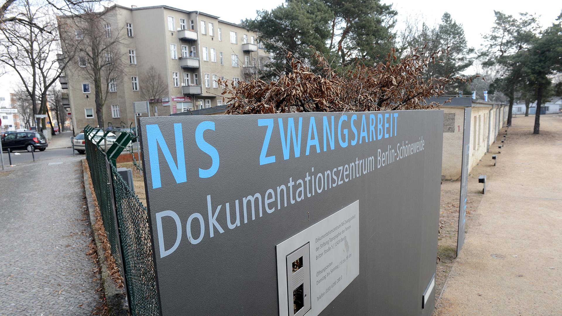 Schild am Eingang des Dokumentationszentrums NS-Zwangsarbeit Berlin-Schöneweide. Schild am Eingang des Dokumentationszentrums NS-Zwangsarbeit Berlin-Schöneweide.
