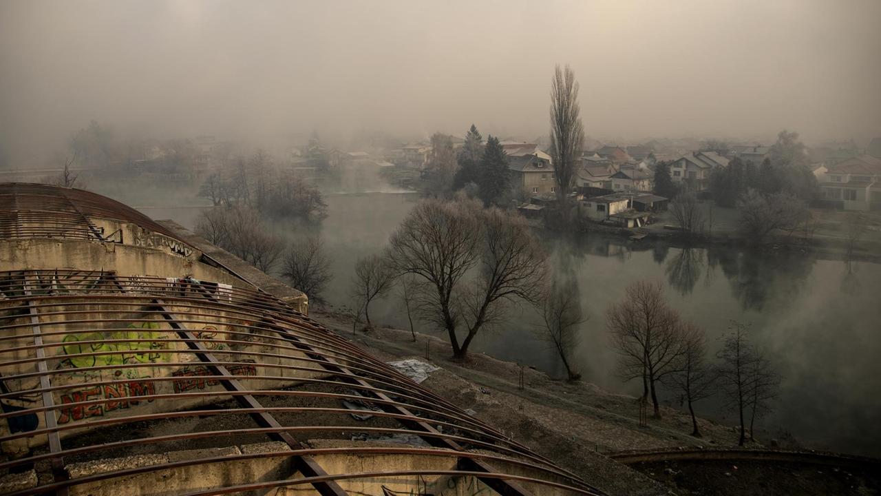 Blick auf Bihać vom Dach eines verlassenen Fabrikgeländes aus. Blick auf Bihać vom Dach eines verlassenen Fabrikgeländes aus.