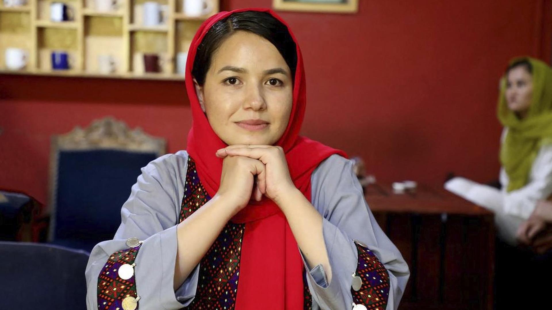 Dr. Bahar Jalali, eine afghanische Historikerin und Expertin für Geschlechterstudien, postete das erste Foto mit dem Hashtag, das seitdem afghanische Frauen auf der ganzen Welt inspiriert hat. Dr. Bahar Jalali, eine afghanische Historikerin und Expertin für Geschlechterstudien, postete das erste Foto mit dem Hashtag, das seitdem afghanische Frauen auf der ganzen Welt inspiriert hat.
