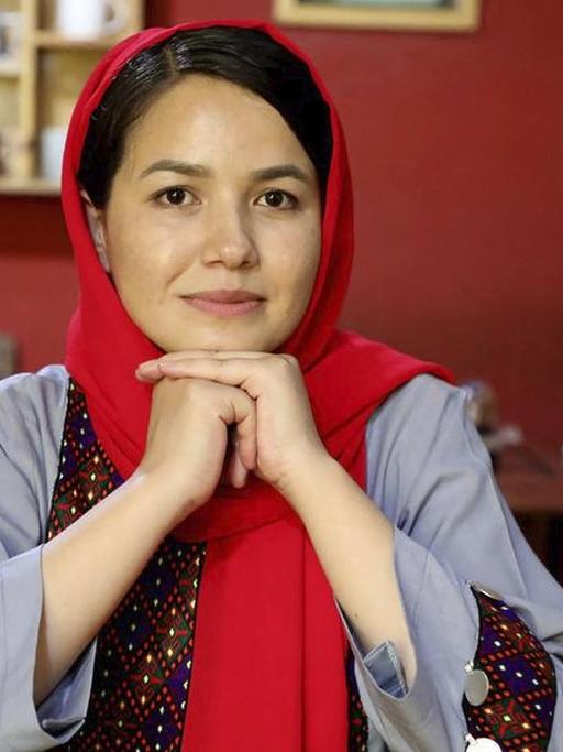 Dr. Bahar Jalali, eine afghanische Historikerin und Expertin für Geschlechterstudien, postete das erste Foto mit dem Hashtag, das seitdem afghanische Frauen auf der ganzen Welt inspiriert hat.