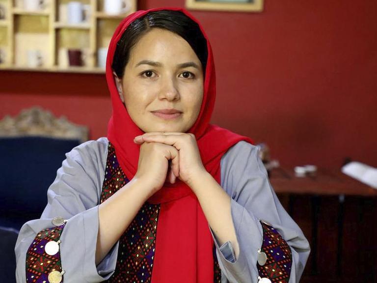 Dr. Bahar Jalali, eine afghanische Historikerin und Expertin für Geschlechterstudien, postete das erste Foto mit dem Hashtag, das seitdem afghanische Frauen auf der ganzen Welt inspiriert hat.