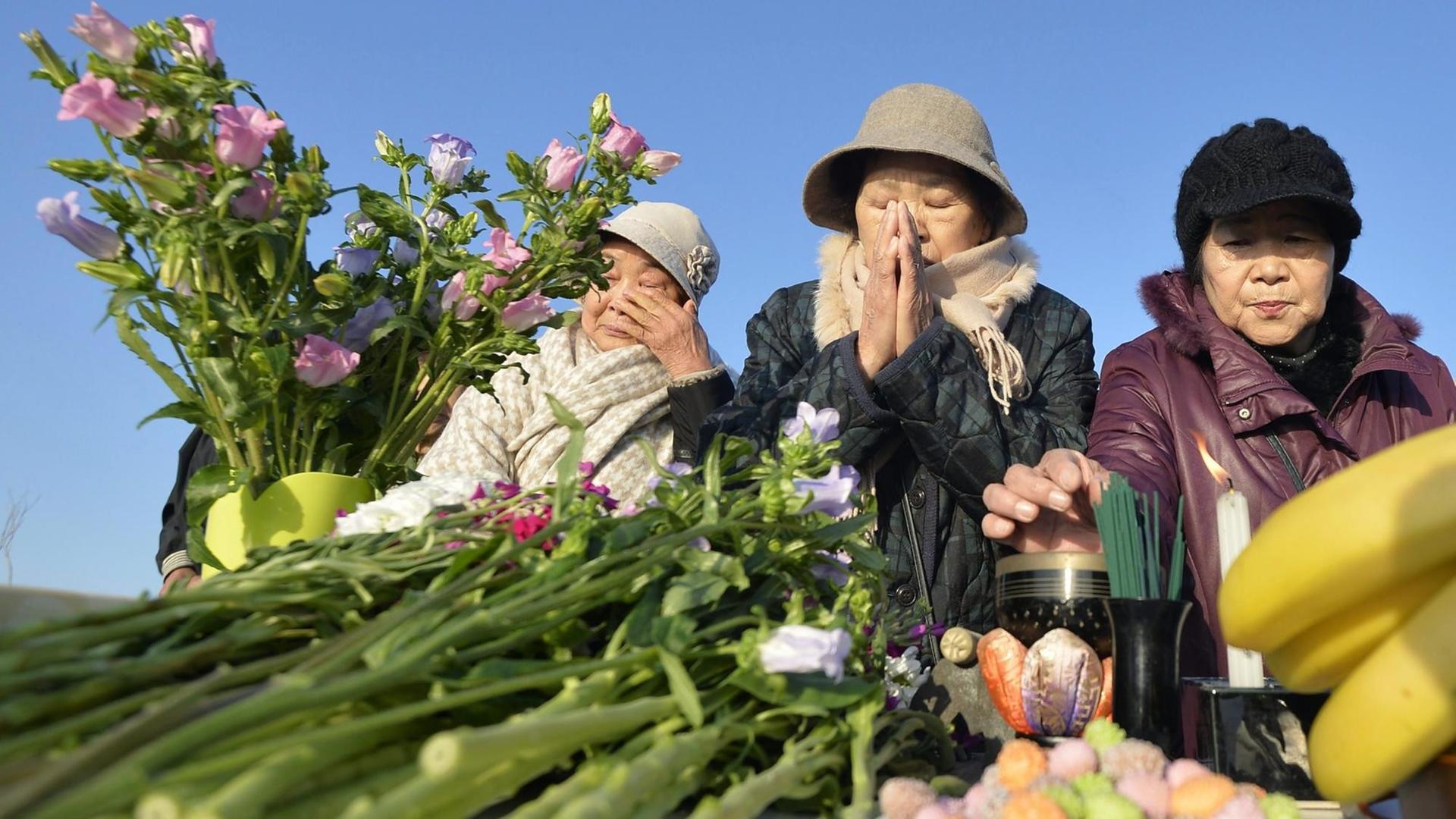 Menschen im Nordosten Japans gedenken der Opfer der Fukushima-Katastrophe. Menschen im Nordosten Japans gedenken der Opfer der Fukushima-Katastrophe.