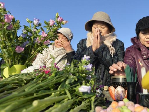 Menschen im Nordosten Japans gedenken der Opfer der Fukushima-Katastrophe.