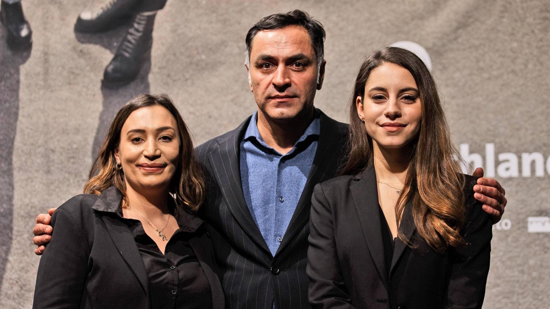 Semiya Şimşek (Tochter von Enver Şimşek), Regisseur Züli Aladag und Hauptdarstellerin Almila Bagriacik Semiya Şimşek (Tochter von Enver Şimşek), Regisseur Züli Aladag und Hauptdarstellerin Almila Bagriacik