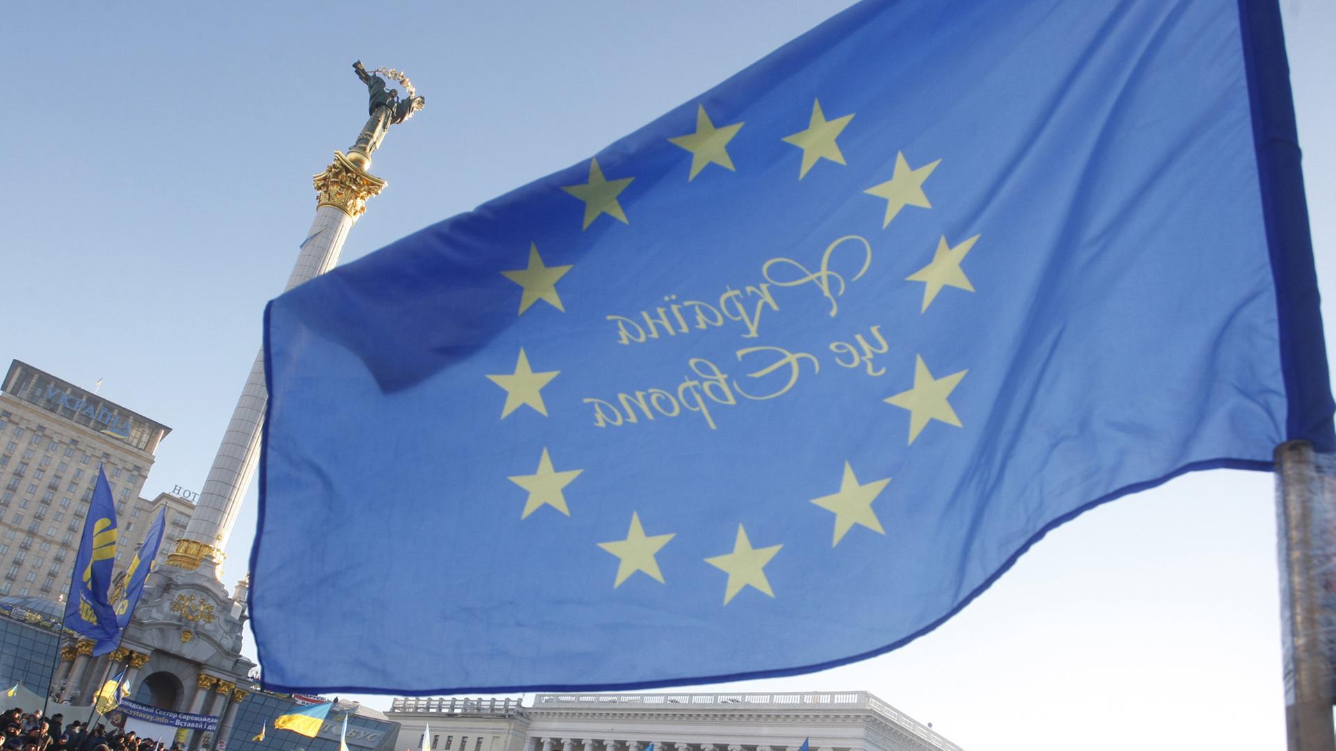Bei Protesten in der ukrainischen Haupstadt Kiew weht eine Flagge der Europäischen Union. Bei Protesten in der ukrainischen Haupstadt Kiew weht eine Flagge der Europäischen Union.