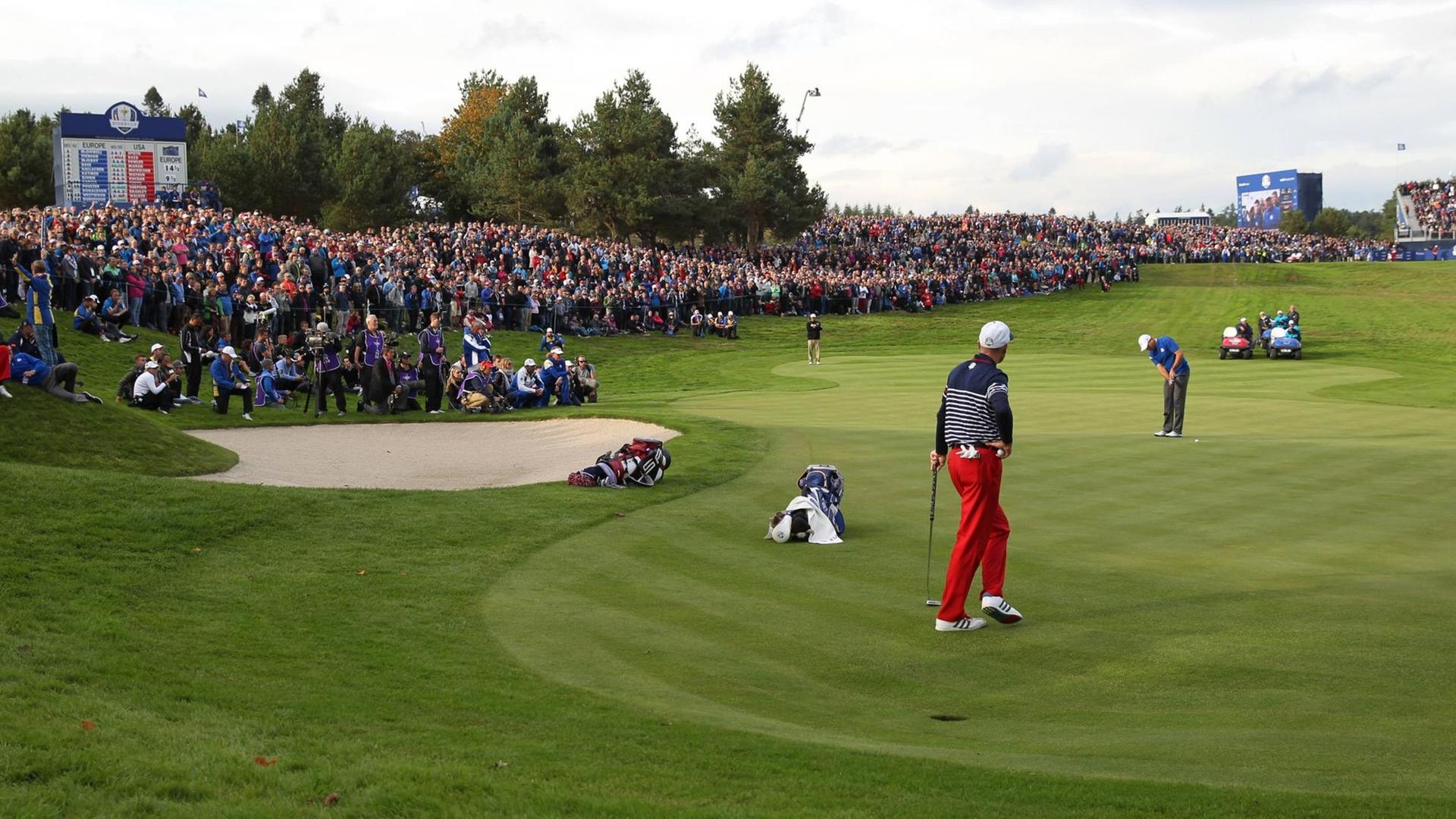 The 2014 Ryder Cup, Gleneagles, Scotland Sergio Garcia puttet auf der 15, Jim Furyk schaut zu, Gleneagles Schottland United Kingdom The 2014 Ryder Cup, Gleneagles, Scotland Sergio Garcia puttet auf der 15, Jim Furyk schaut zu, Gleneagles Schottland United Kingdom