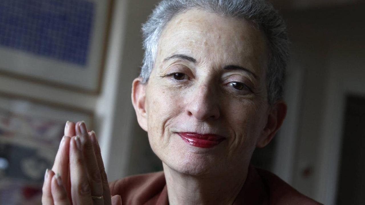 Porträtaufnahme von Hélène Cixous. Porträtaufnahme von Hélène Cixous.