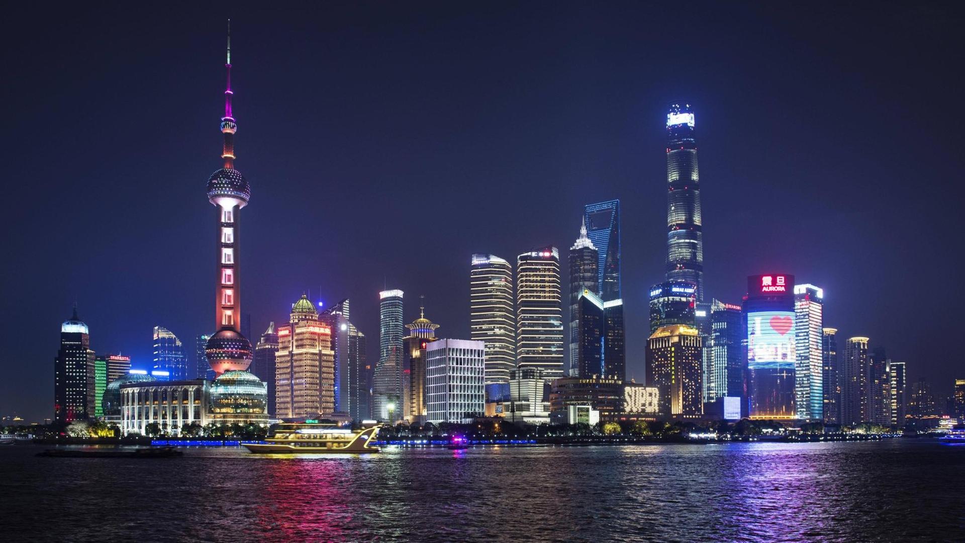 Die Skyline von Shanghai bei Nacht.