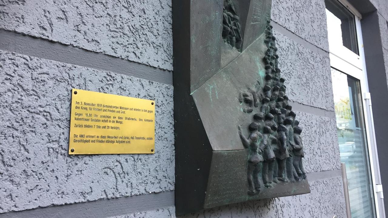 Gedenktafel an der heutigen Kieler Feldstraße. Hier kam es am Abend des 3.111918 zu sieben Toten und 29 Verletzten.