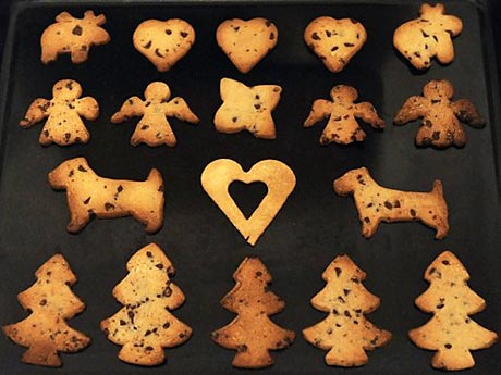 Frisch gebackene Weihnachtsplätzchen liegen in Eichenau auf einem Backblech. Frisch gebackene Weihnachtsplätzchen liegen in Eichenau auf einem Backblech.
