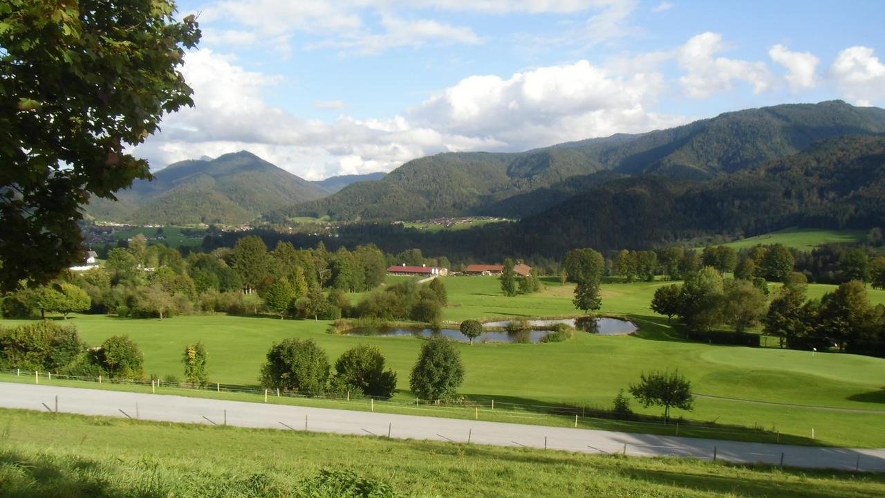 Ansicht von Reit im Winkl, eine Golfanlage im Vordergrund, im Hintergrund die Berge Ansicht von Reit im Winkl, eine Golfanlage im Vordergrund, im Hintergrund die Berge