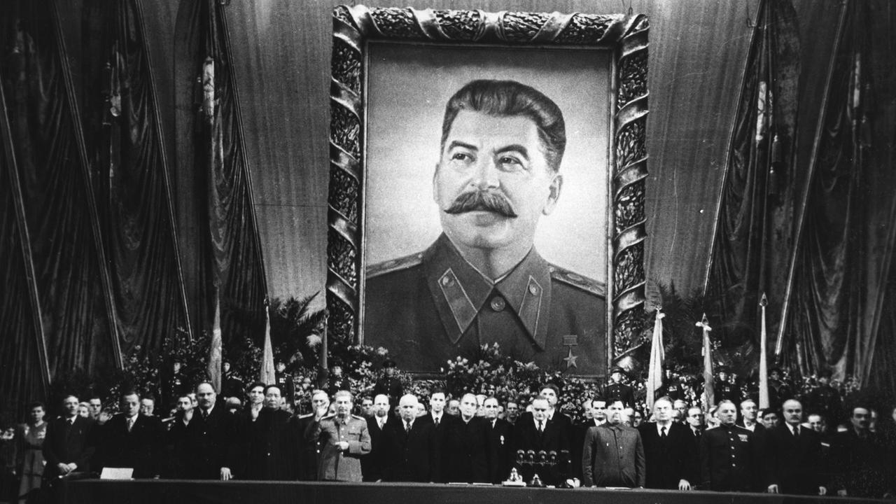 Feier zum 70. Geburtstag Stalins mit einem übergroßen Porträt des Gefeierten über der Tribüne mit den Ehrengästen Feier zum 70. Geburtstag Stalins mit einem übergroßen Porträt des Gefeierten über der Tribüne mit den Ehrengästen