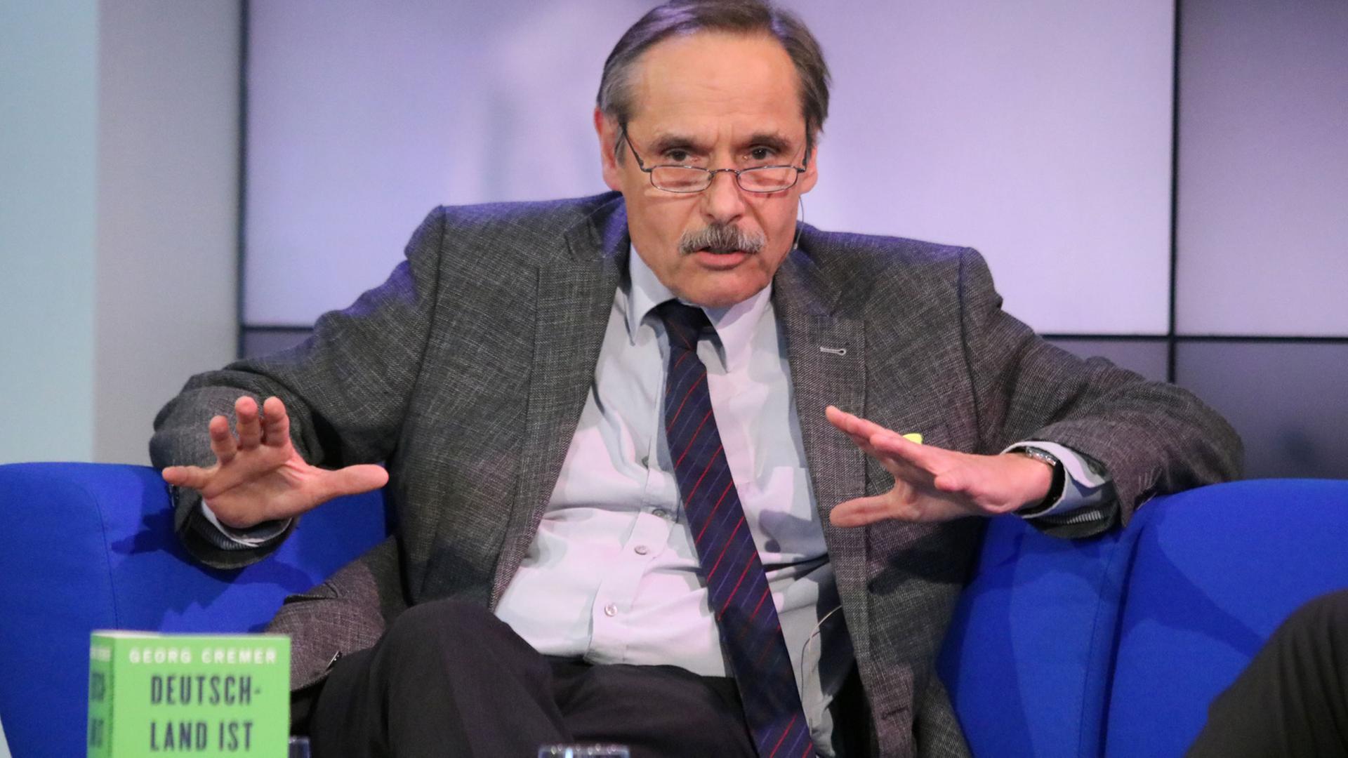 Der Autor Georg Cremer spricht auf der Frankfurter Buchmesse 2018 über sein Buch "Deutschland ist gerechter als wir meinen. Eine Bestandsaufnahme" (C.H.Beck) mit Thorsten Jantschek auf dem Blauen Sofa. Der Autor Georg Cremer spricht auf der Frankfurter Buchmesse 2018 über sein Buch "Deutschland ist gerechter als wir meinen. Eine Bestandsaufnahme" (C.H.Beck) mit Thorsten Jantschek auf dem Blauen Sofa.