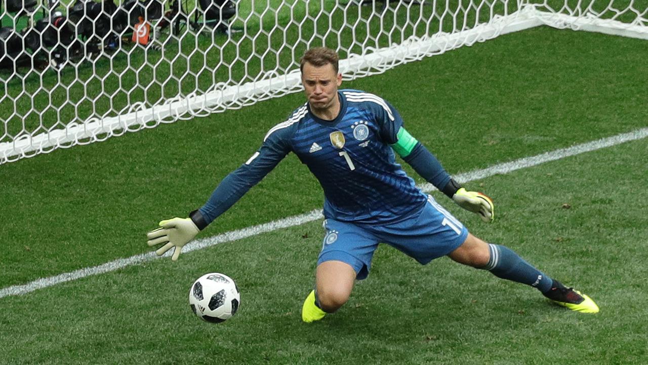 17.06.2018, Russland, Moskau: Fußball: WM, Vorrunde, Gruppe F, 1. Spieltag: Deutschland - Mexiko im Luschnikistadion. Torwart Manuel Neuer aus Deutschland kann den Ball zum 0:1 für Mexiko nicht halten 17.06.2018, Russland, Moskau: Fußball: WM, Vorrunde, Gruppe F, 1. Spieltag: Deutschland - Mexiko im Luschnikistadion. Torwart Manuel Neuer aus Deutschland kann den Ball zum 0:1 für Mexiko nicht halten