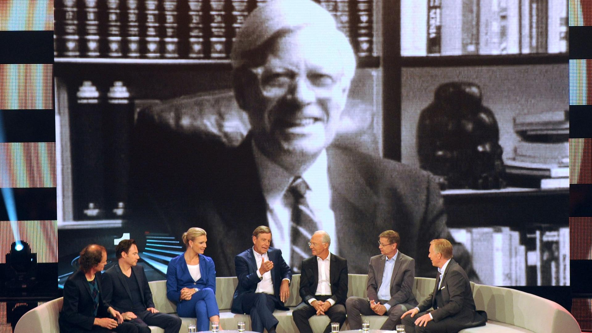Moderator Johannes B. Kerner (r) sitzt in Köln (Nordrhein-Westfalen) in der ZDF-Show "Deutschlands Beste - Männer" neben seinen Gästen: Comedian Olaf Schubert (l-r), Comedian Michael «Bully» Herbig, Sportlerin Maria Höfl-Riesch, Journalist Claus Kleber, Sportler Franz Beckenbauer und Moderator Günther Jauch. Im Hintergrund ein Bild von Politiker Helmut Schmidt, der auf Platz Eins gewählt wurde. Moderator Johannes B. Kerner (r) sitzt in Köln (Nordrhein-Westfalen) in der ZDF-Show "Deutschlands Beste - Männer" neben seinen Gästen: Comedian Olaf Schubert (l-r), Comedian Michael «Bully» Herbig, Sportlerin Maria Höfl-Riesch, Journalist Claus Kleber, Sportler Franz Beckenbauer und Moderator Günther Jauch. Im Hintergrund ein Bild von Politiker Helmut Schmidt, der auf Platz Eins gewählt wurde.