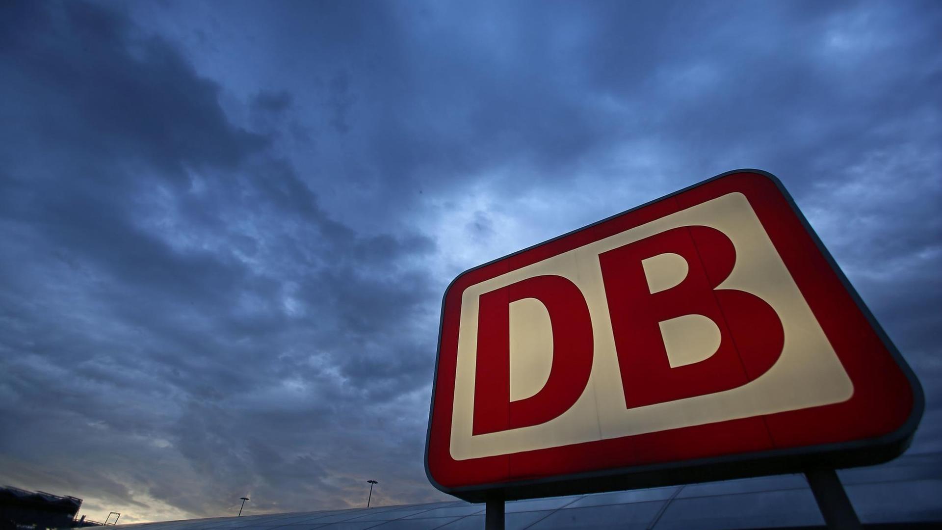 Das Logo der Deutschen Bahn leuchtet in Köln am Bahnhof am Flughafen Das Logo der Deutschen Bahn leuchtet in Köln am Bahnhof am Flughafen