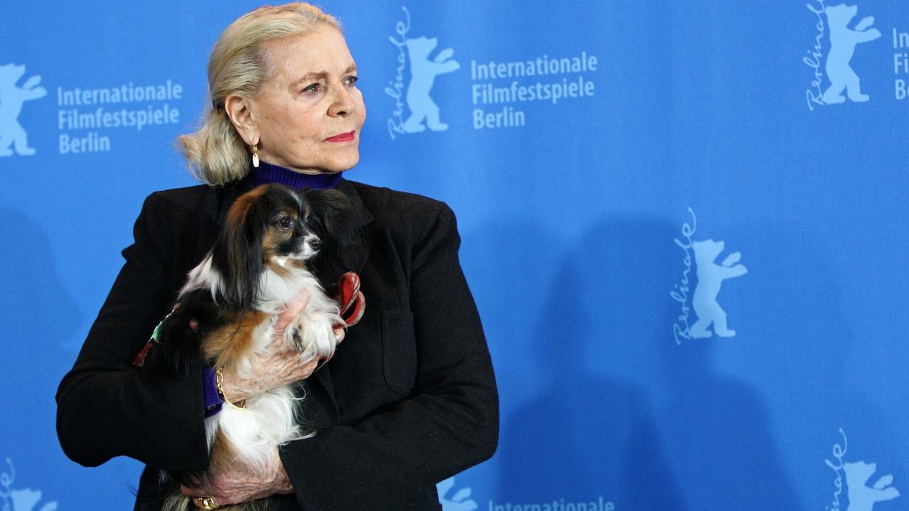 Die US-Schauspielerin Lauren Bacall und ihr Hund Sophie 2007 in Berlin bei der Vorstellung des Films "The Walker". Die US-Schauspielerin Lauren Bacall und ihr Hund Sophie 2007 in Berlin bei der Vorstellung des Films "The Walker".